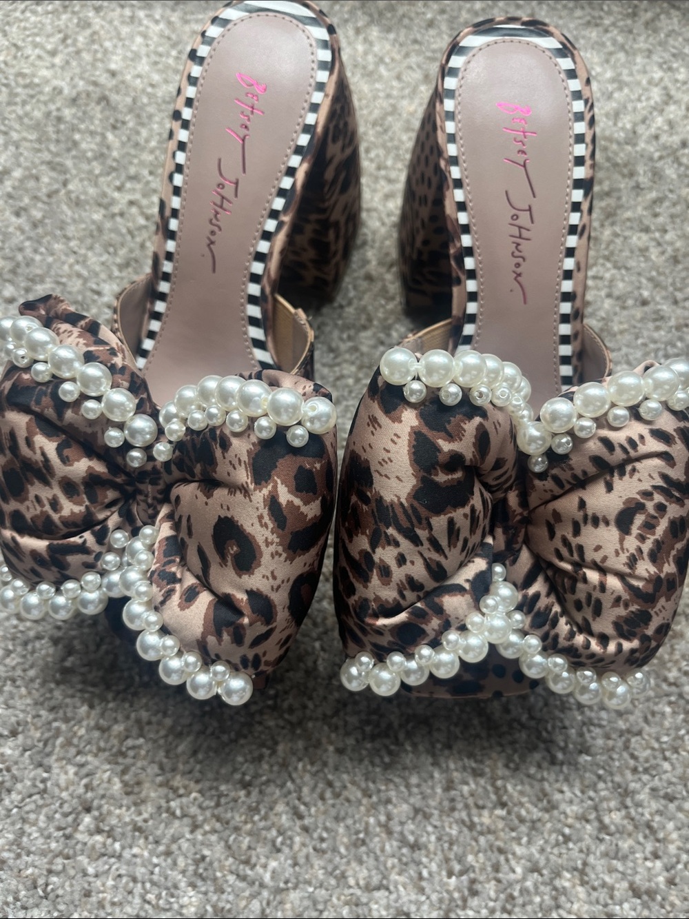 NEW IN BOX. Betsey Johnson MACCIE Leopard Pearl Bow platform Mules size 8 - Picture 2 of 13